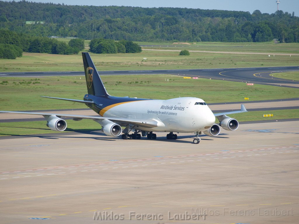 Lufthansa Airbus A 380 zu Besuch Flughafen Koeln Bonn P074.JPG